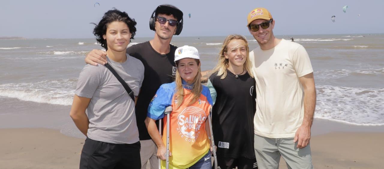 Elsa Noguera, gobernadora del Atlántico, con un grupo de kitesurfistas. 