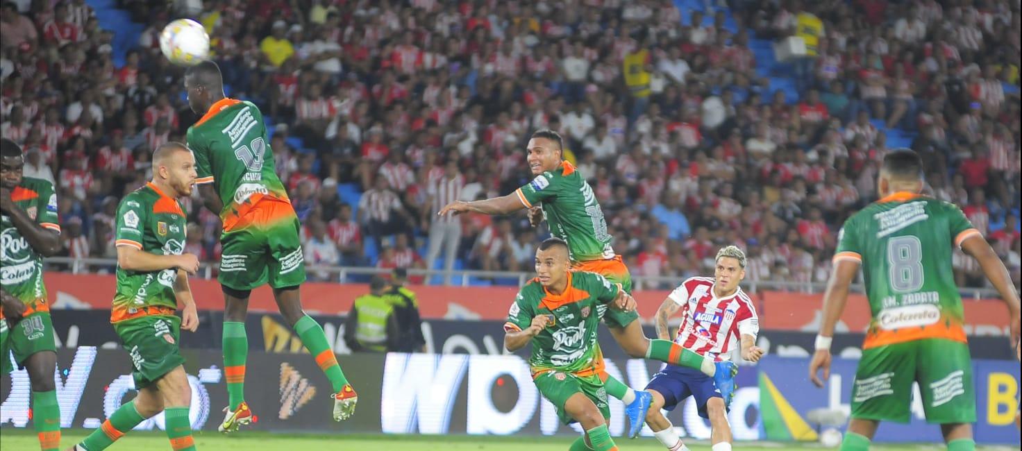 El tiro libre cobrado por Quintero que significó el gol del descuento de Junior ante Envigado.