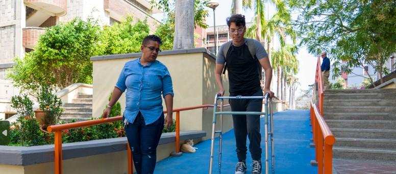 Rector inauguró junto a los estudiantes una rampa y un puente peatonal para la población con discapacidad.