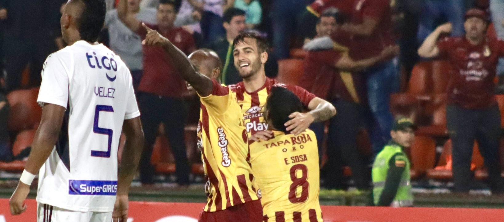 Jugadores del Deportes Tolima celebrando el gol de Junior Hernández.