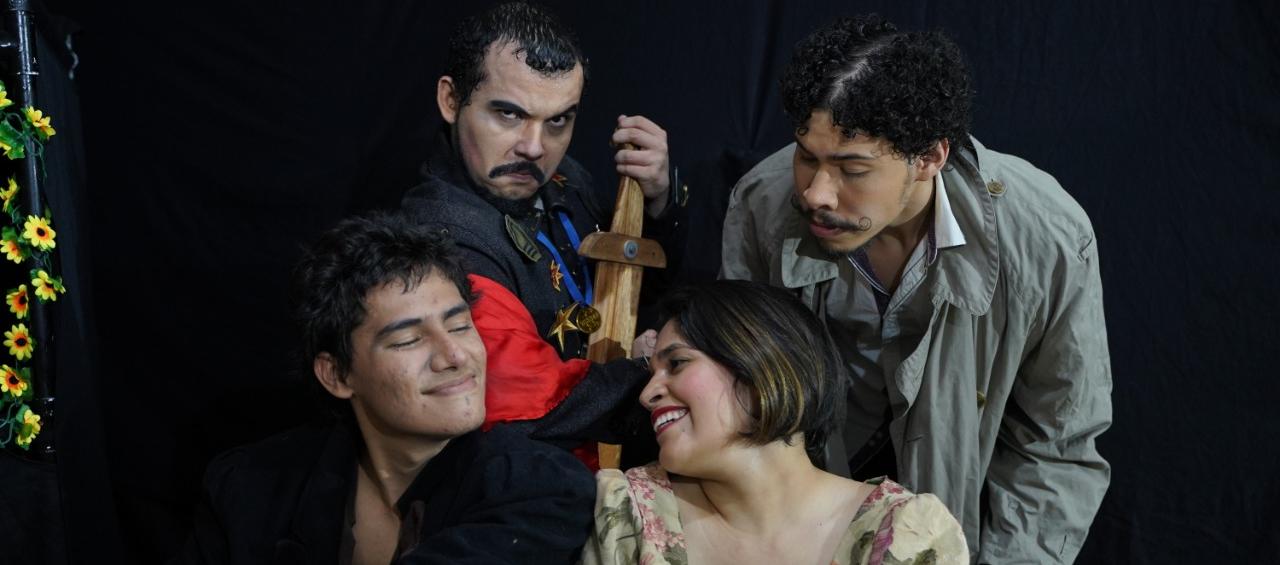 Integrantes de la corporación artística Baúl Polisémico en la obra "La Guarda Cuidadosa".