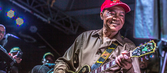 El guitarrista Lokassa Ya M'Bongo.