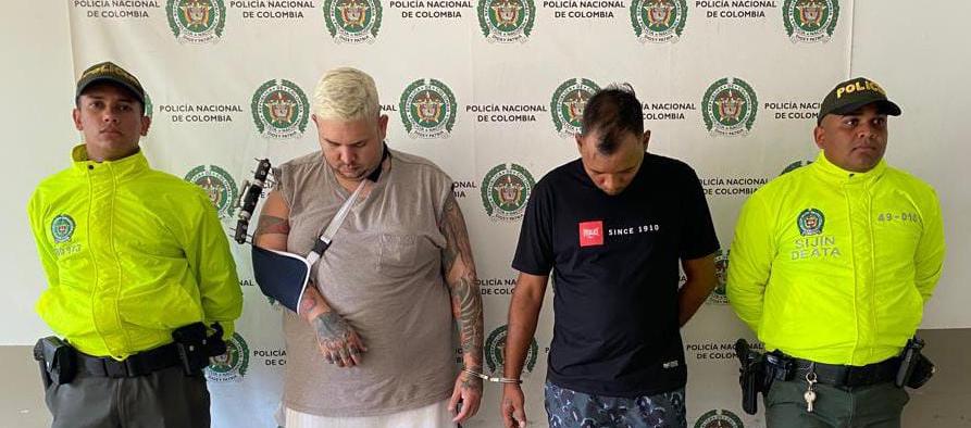 Los dos capturados en el operativo. 