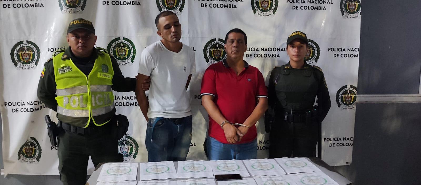 Los dos hombres capturados en el barrio El Bosque. 