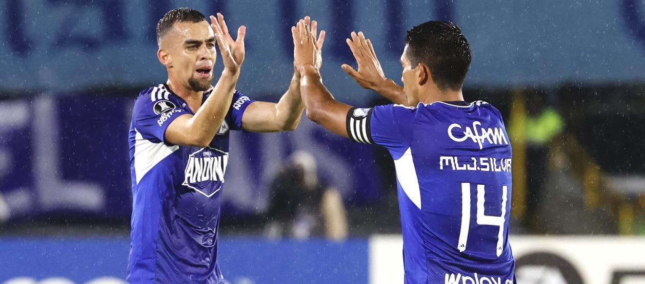 David Macalister Silva celebrando el gol con Daniel Giraldo.