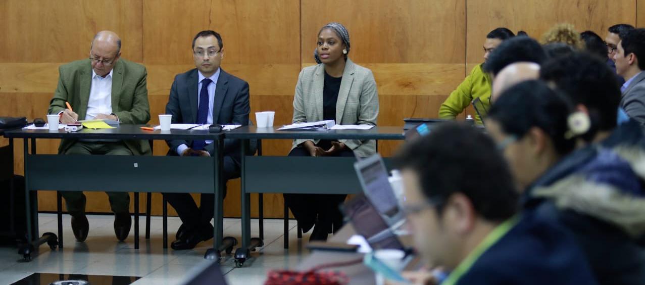 Aspecto de la reunión entre MinEducación y Fecode, al fondo la ministra  Aurora Vergara  Figueroa.