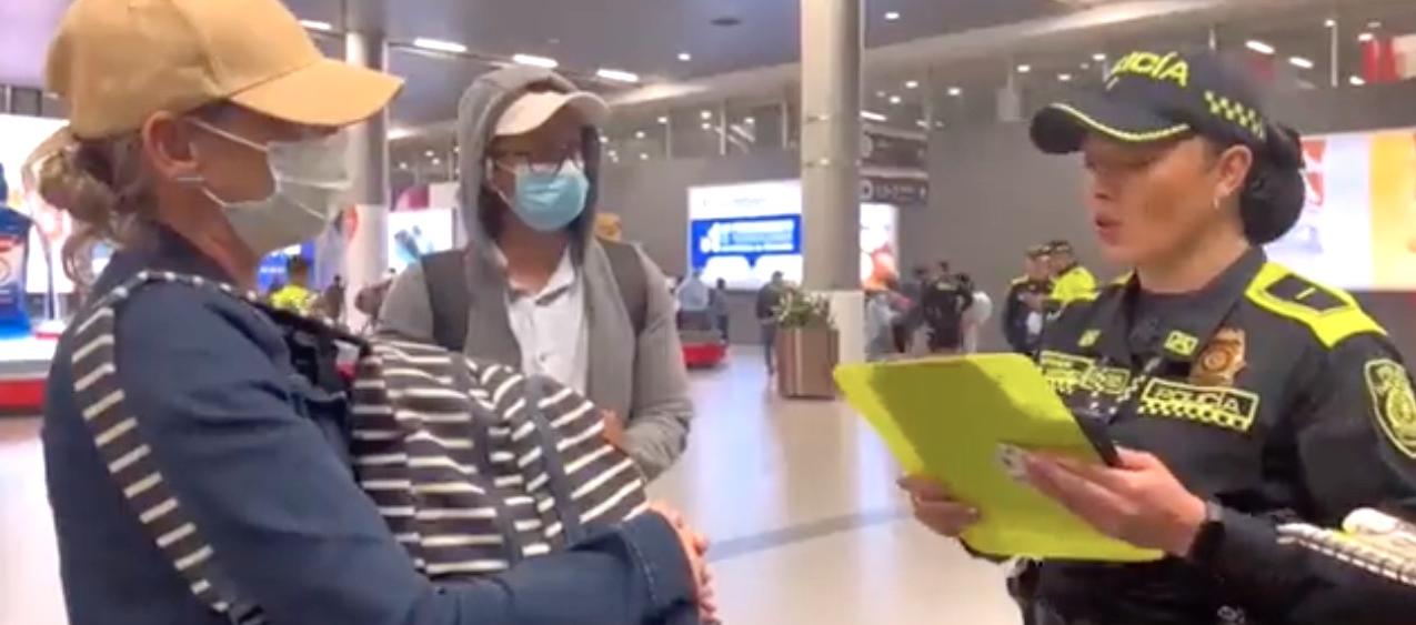 La mujer cuando era notificada de las sanciones.