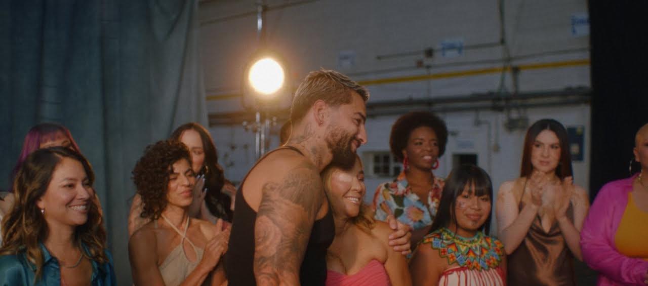 Maluma y las protagonistas del video 'La reina'.