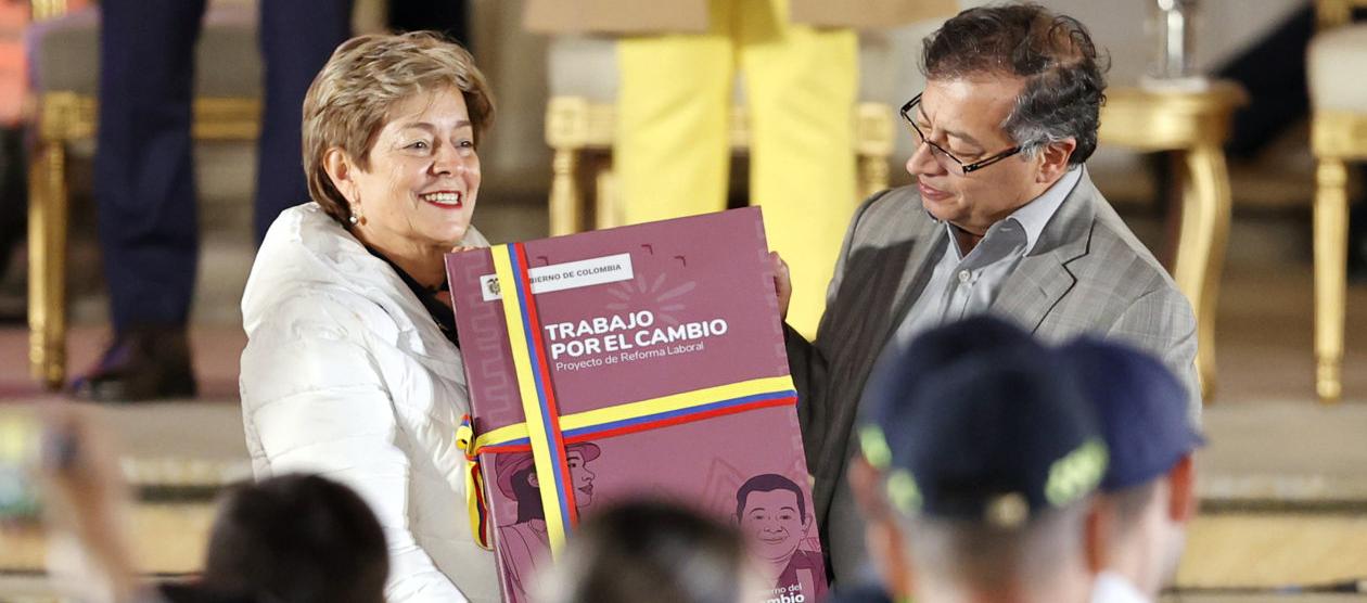 La Ministra de Trabajo, Gloria Inés Ramírez y el Presidente Gustavo Petro.