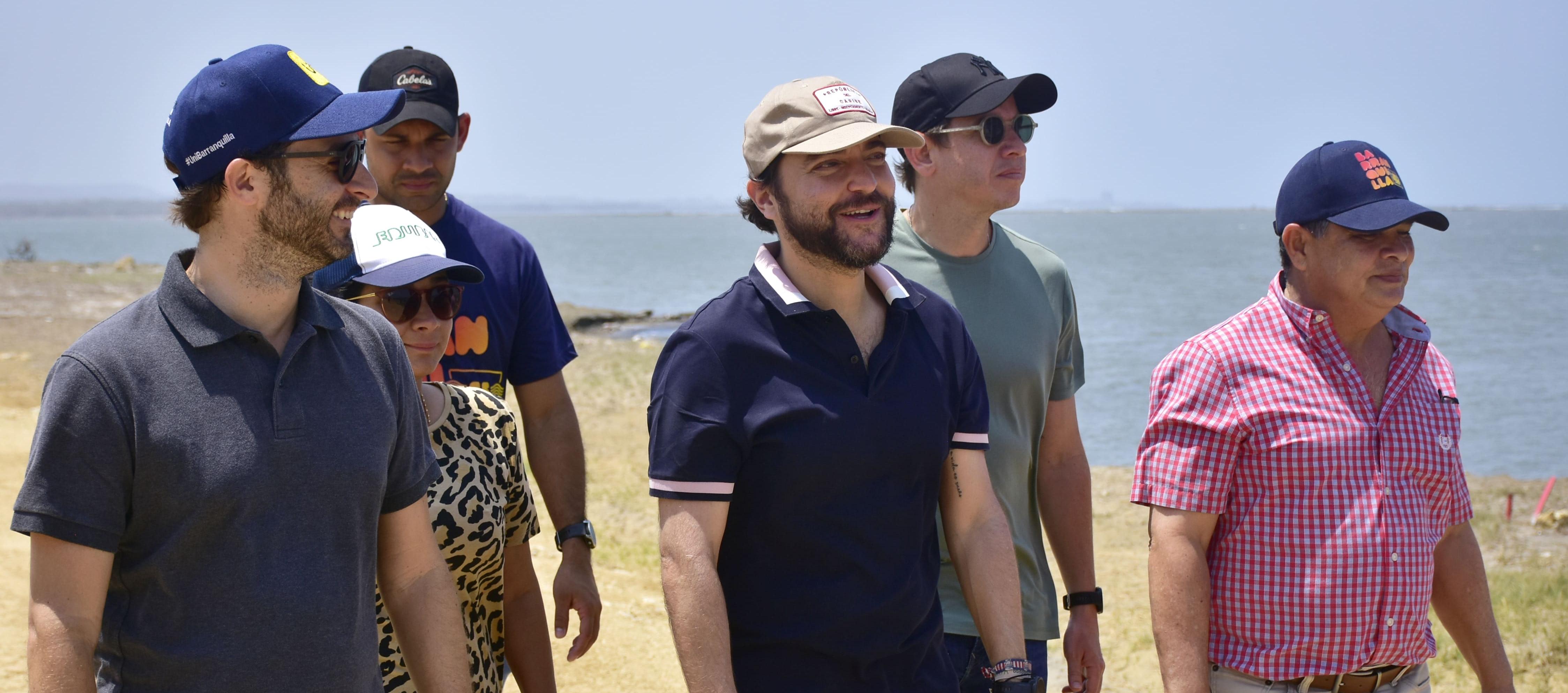 El Alcalde Jaime Pumarejo en la inspección de obras en la playa de Puerto Mocho.