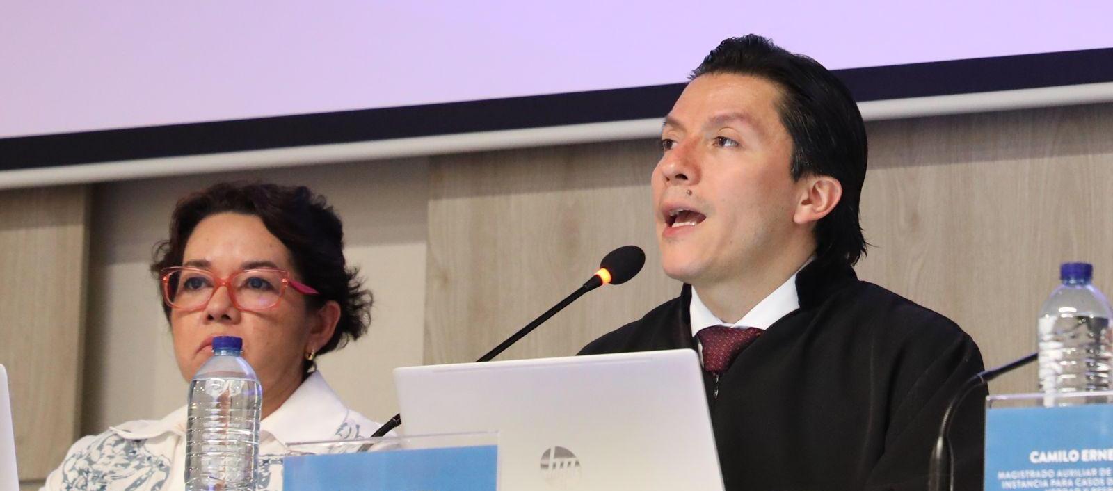 Óscar Parra Vega, Magistrado de la JEP, en primer plano.