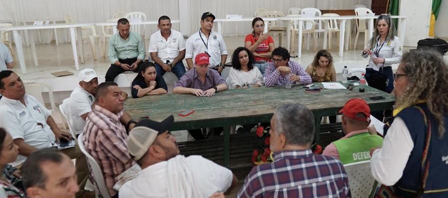 El director de la UNGRD, Javier Pava, y el gobernador de Sucre, Héctor Olimpo Espinosa, en la reunión en San Marcos.