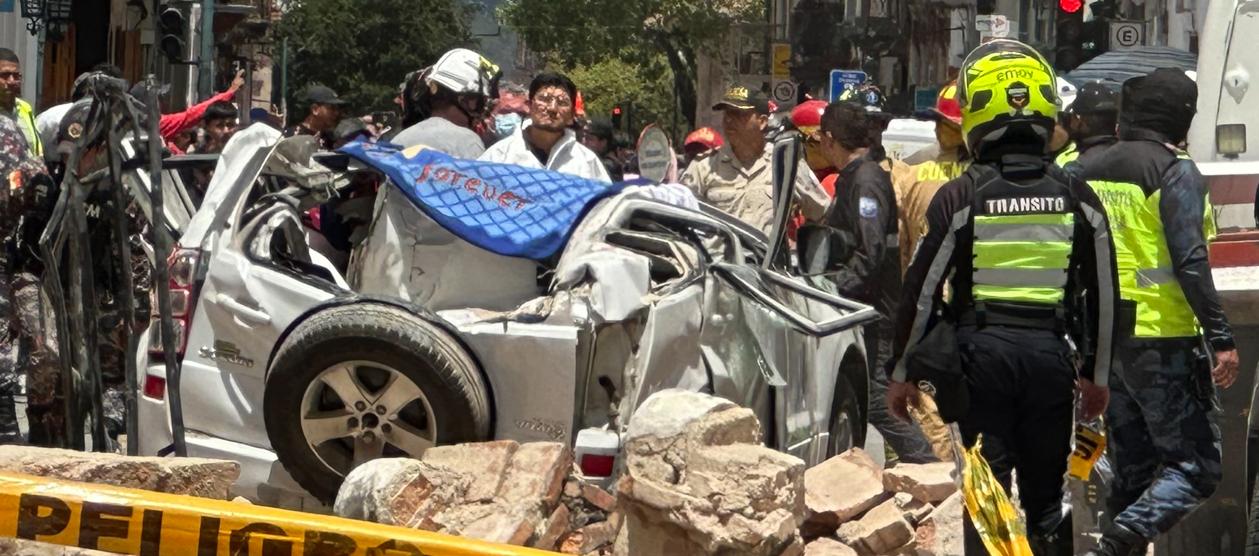 Personas observan los daños ocasionados por el temblor en la ciudad de Cuenca, Ecuador.