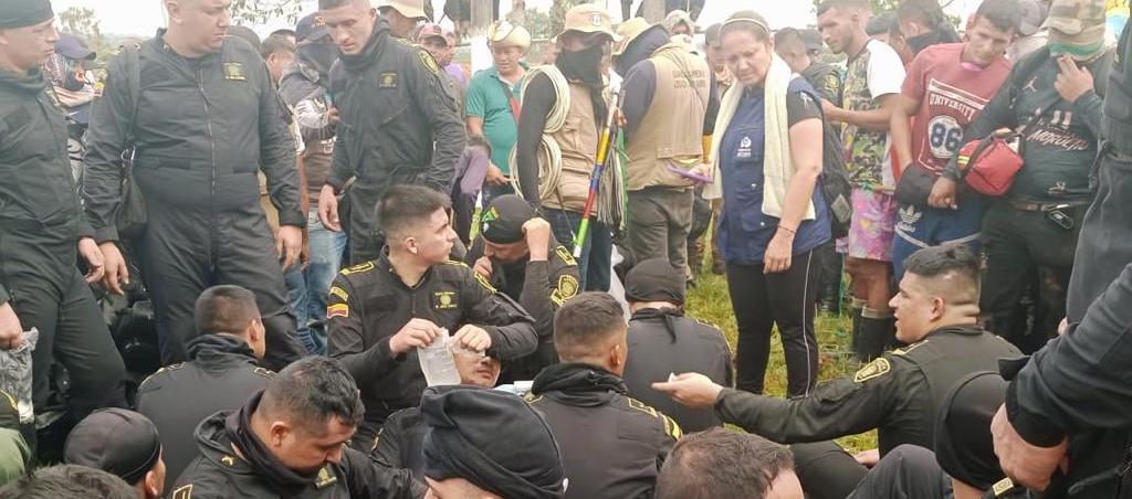 Policías retenidos por guardia campesina en Caquetá.