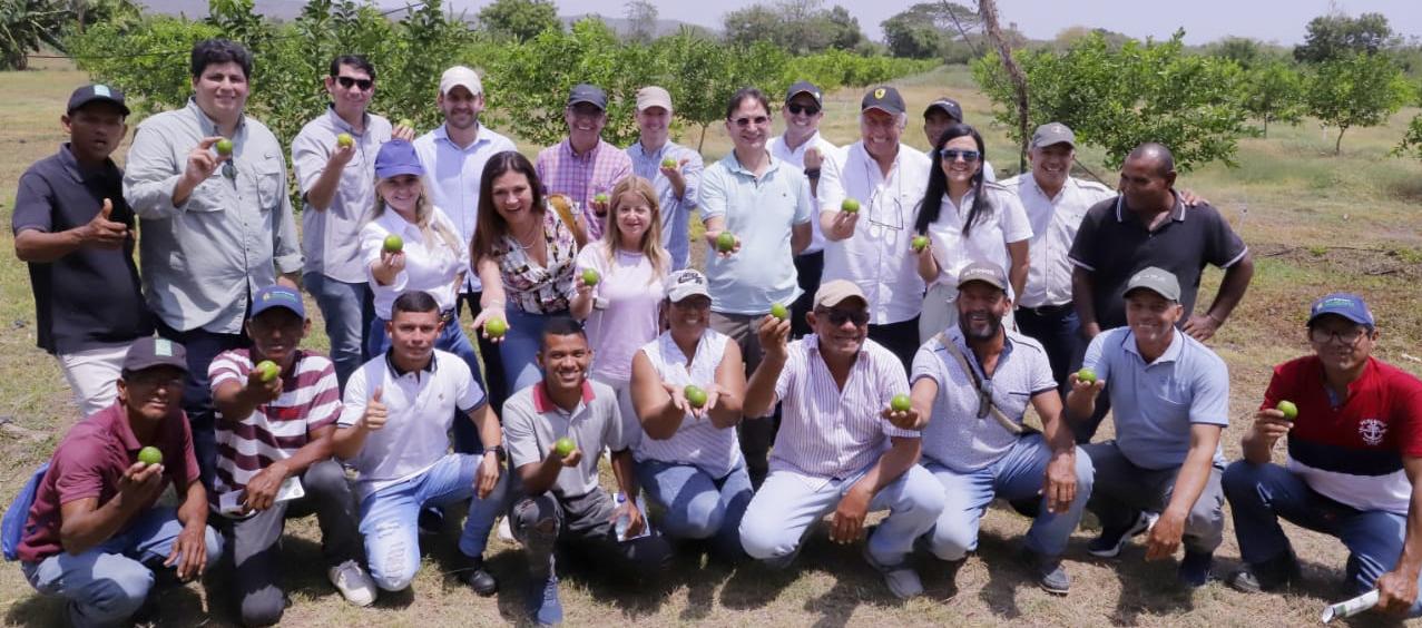 La Gobernadora Elsa Noguera con parte de los beneficiarios.