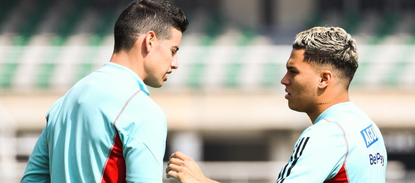 Juan Fernando Quintero conversa con James Rodríguez.