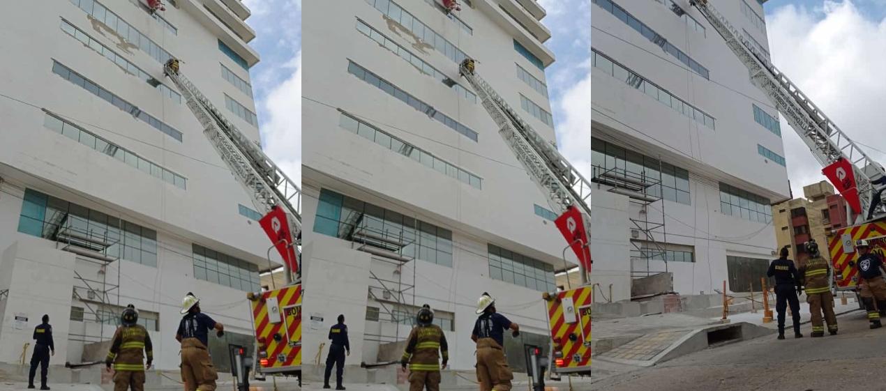 Momentos en que bomberos rescatan a los obreros. 
