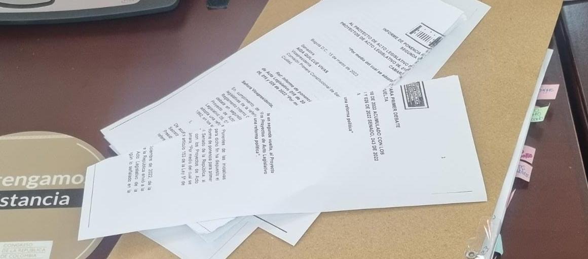 Roy Barreras rompe el texto de la Reforma Política  