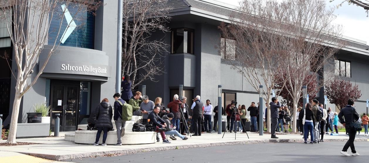  Clientes del Silicon Valley Bank (SVB) esperando respuestas de la entidad.