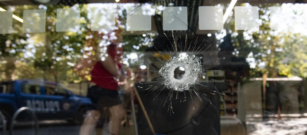 Por lo menos, 14 disparos impactaron la fachada del supermercado de la familia Rocuzzo.