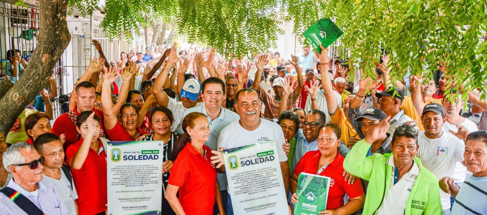 El alcalde Rodolfo Ucrós celebró esta entrega con habitantes de estos barrios. 