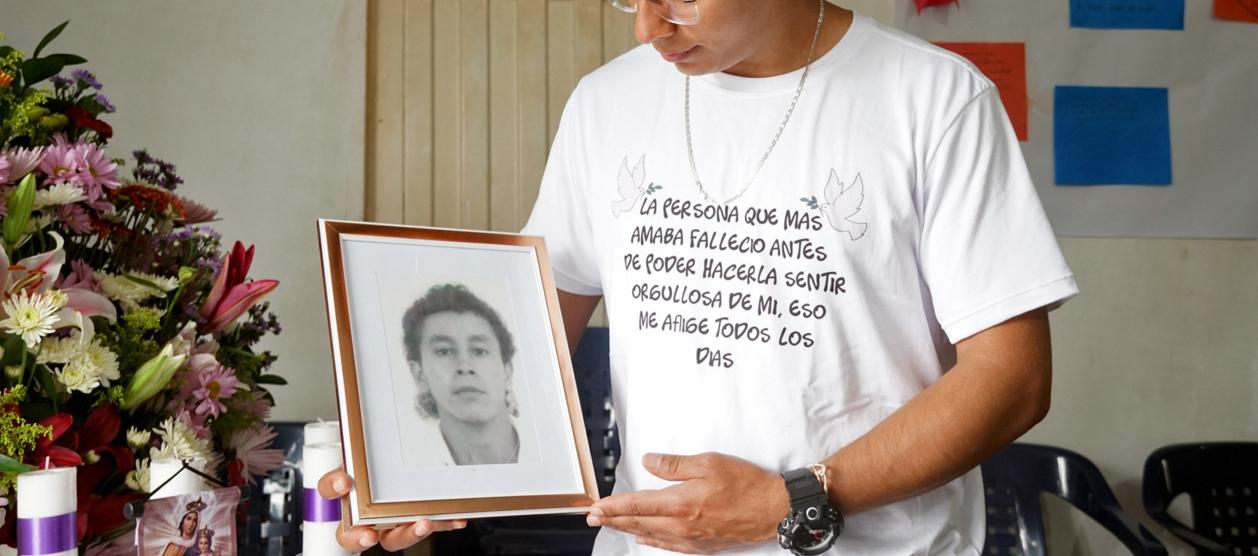 Uberney Echeverry durante la entrega del cuerpo de su padre.