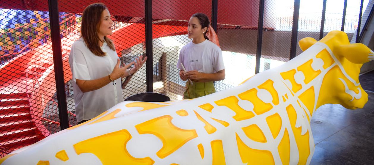 La Secretaria de Cultura, María Teresa Fernández, con una de las esculturas.