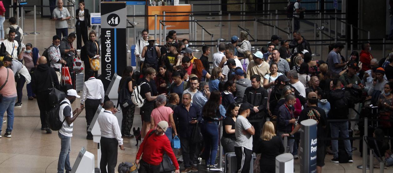 Viajeros esperan en el Aeropuerto Internacional José María Córdova, en Rionegro.
