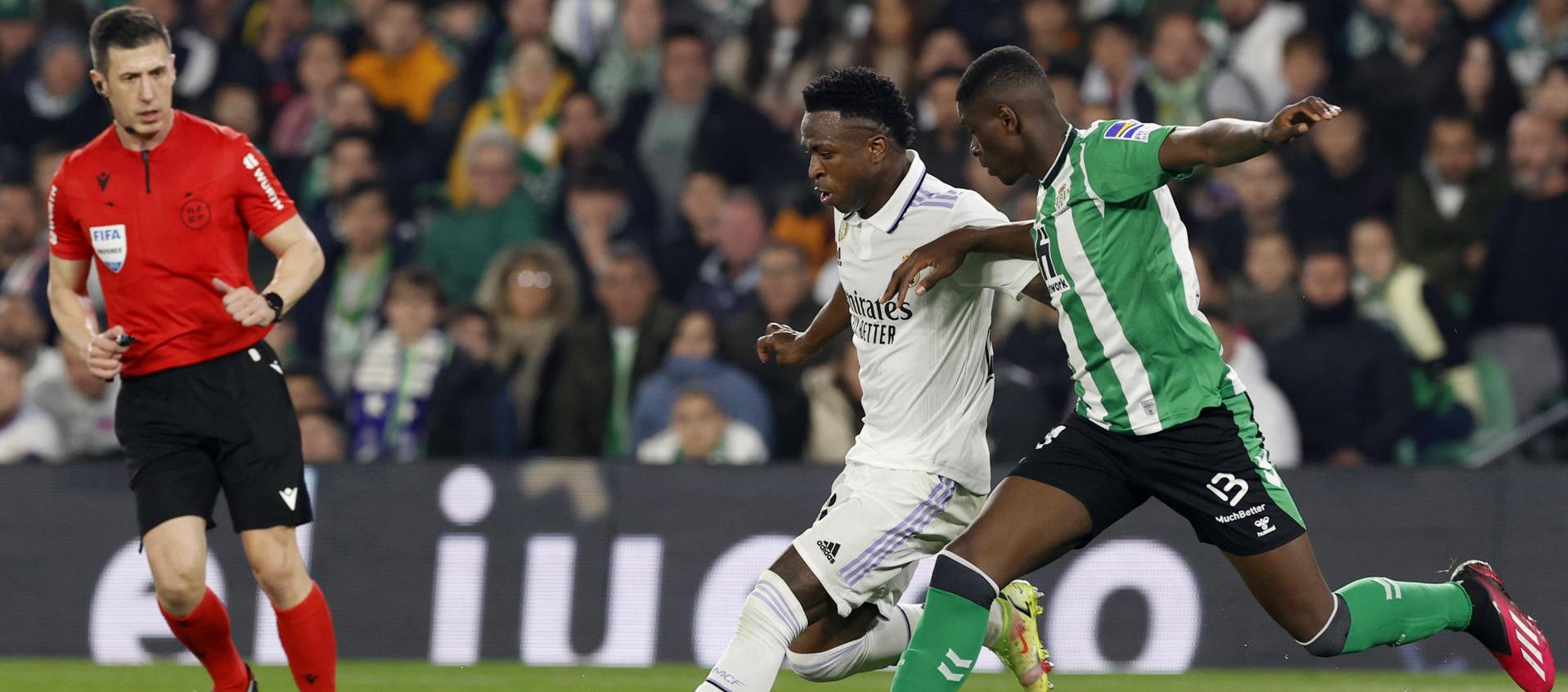 Vinicius Junior juega un balón ante Luiz Henrique 