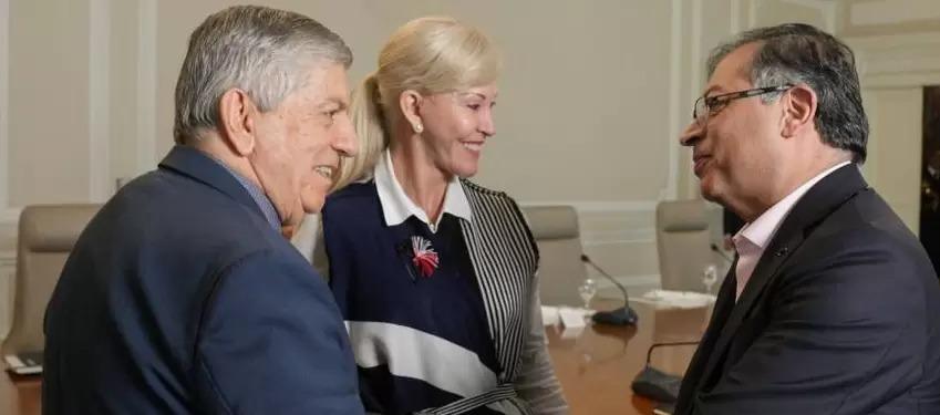 El Presidente Petro tras la reunión con César Gaviria y Dilian Francisco Toro.