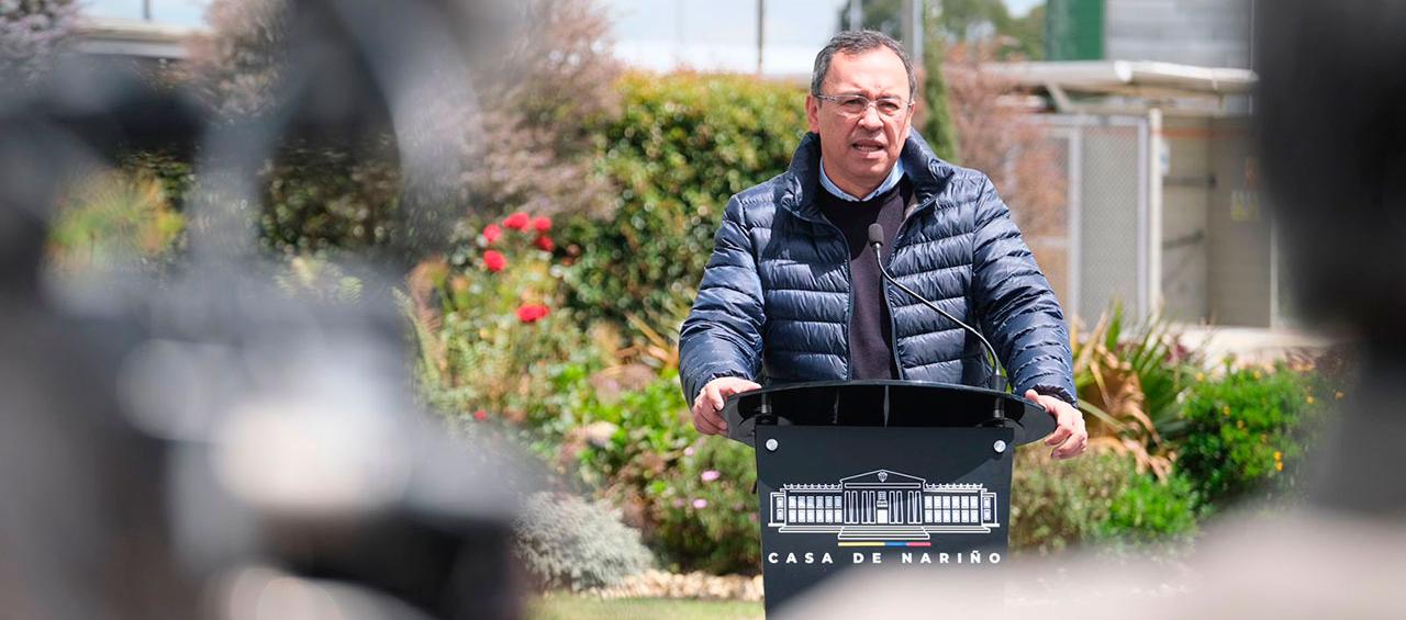 El portavoz del Gobierno Nacional y ministro del Interior, Alfonso Prada, habla a los medios antes de viajar a San Vicente del Caguán