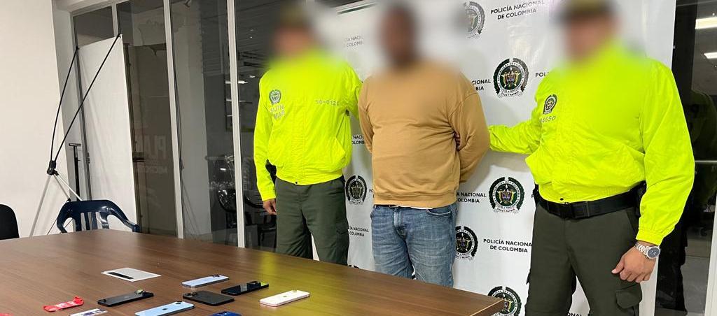 Alias 'el Rodri' con los siete celulares de alta gama que tenía en su poder.