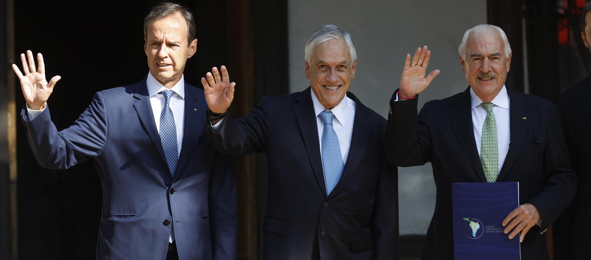 Los expresidentes de Chile, Sebatián Piñera, de Bolivia, Jorge Quiroga, y de Colombia, Andrés Pastrana, saludan a su llegada al primer encuentro del Grupo Libertad y Democracia