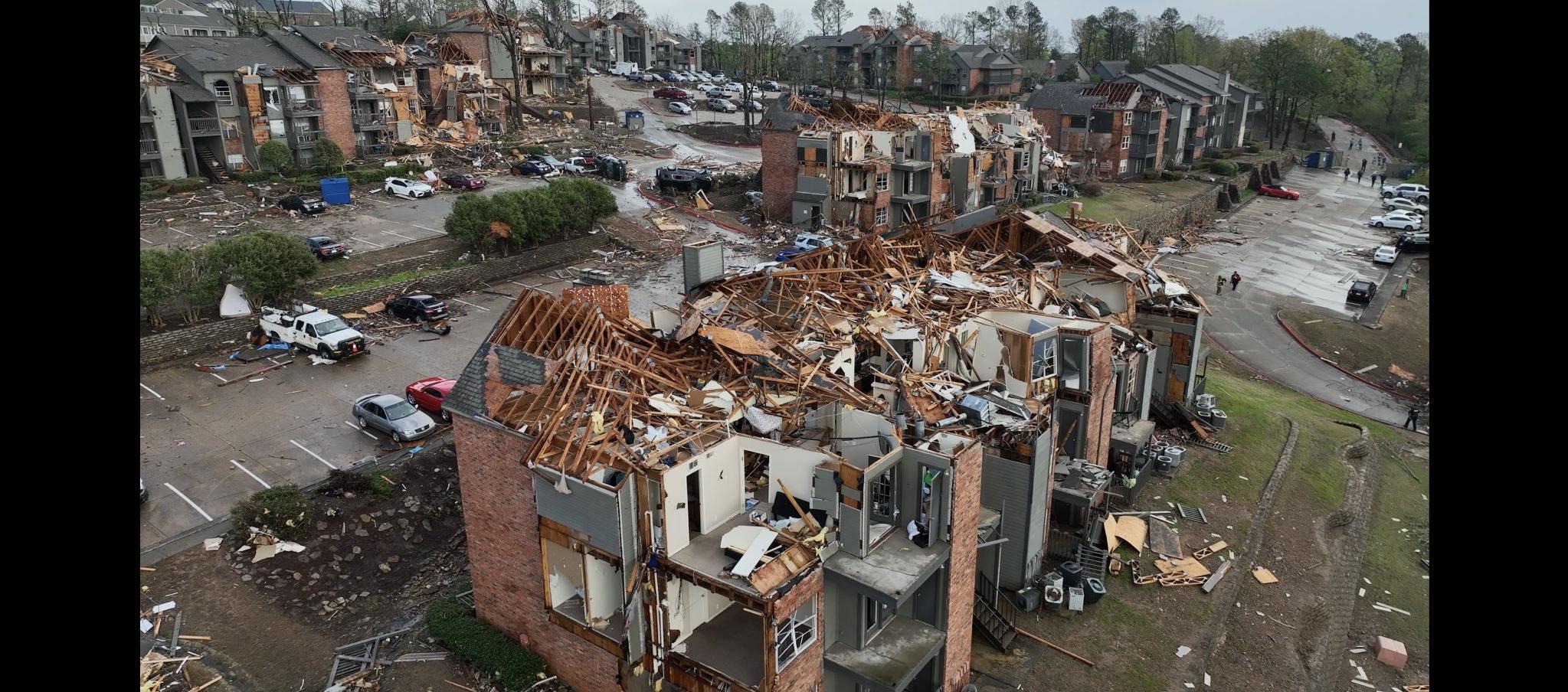 El tornado dejó destrozos a su paso este viernes por Little Rock.