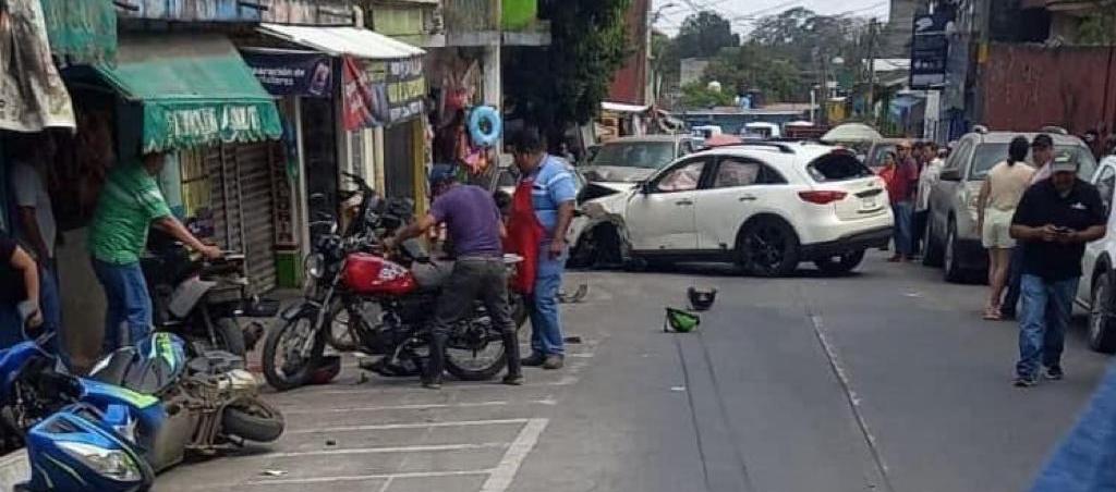 Así quedó el vehículo en el que iba el exdiputado Alexis Sánchez y su familia