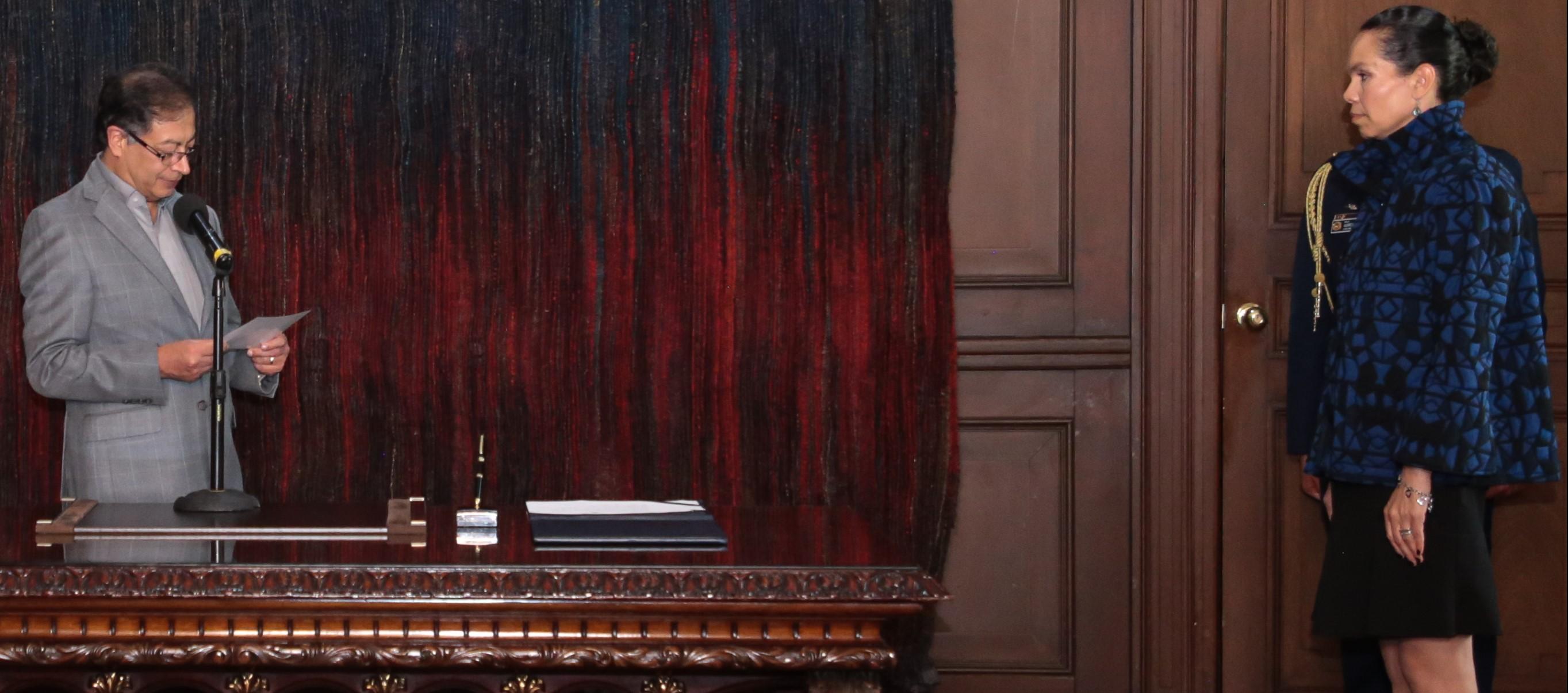 Astrid Rodríguez en la toma de juramento por parte del presidente Gustavo Petro.