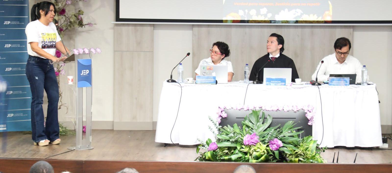 Gilma Patricia Mesa, esposa de Walberto Cohen Padilla, desaparecido el 20 de noviembre de 2005, interviene en la Universidad del Norte.