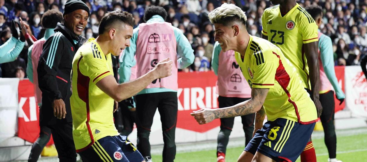 Rafael Santos Borré y Jorge Carrascal celebran con baile el segundo gol de Colombia.