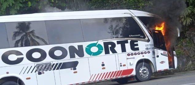 Vehículo incinerado en Bajo Cauca.