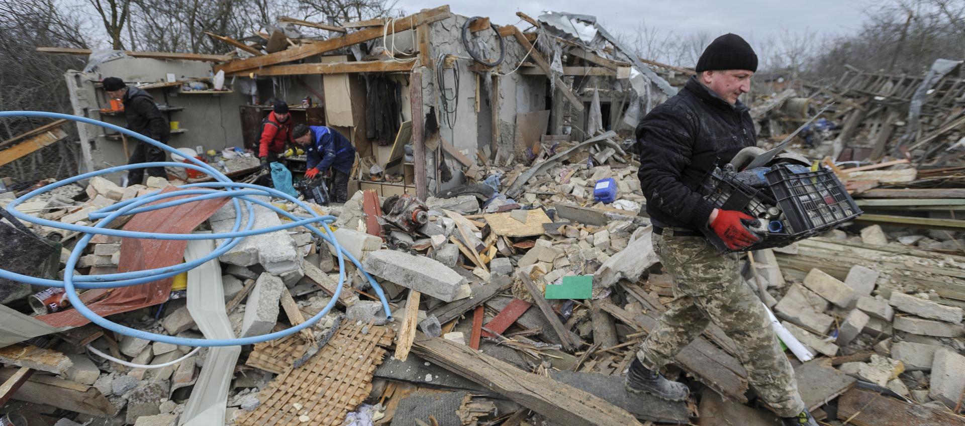 Vecinos del Distrito de Zolochiv, cerca de la ciudad de Leópolis, rescatan sus pertenencias tras el masivo ataque de Rusia.
