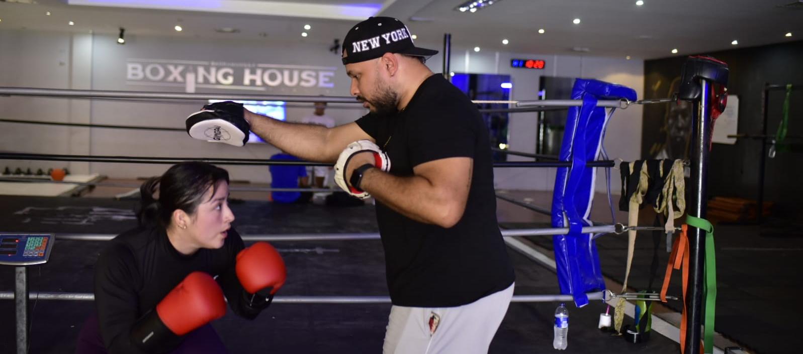Jesse Porras también dicta clases personalizadas de boxeo en su gimnasio.
