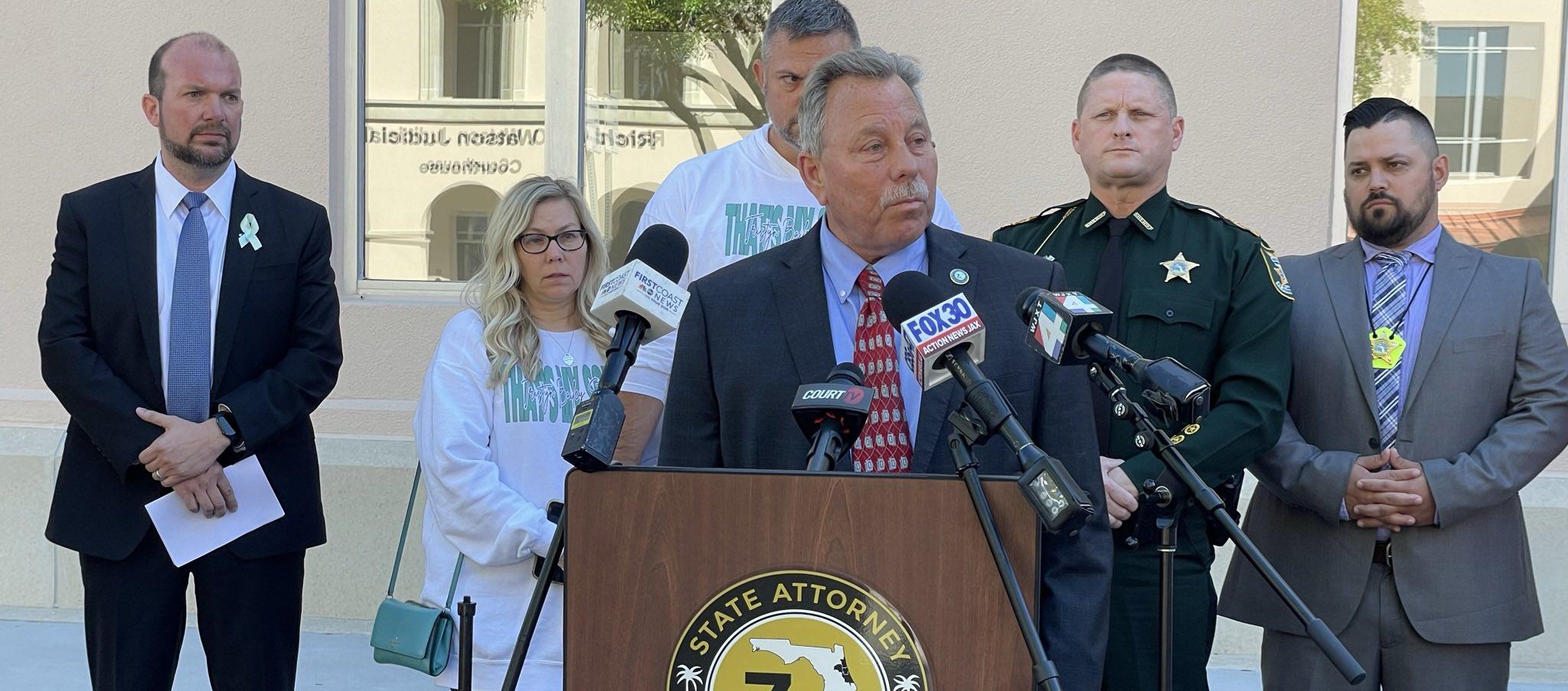 El juez R. Lee Smith en la rueda de prensa sobre la sentencia contra el adolescente Aiden Fucci.