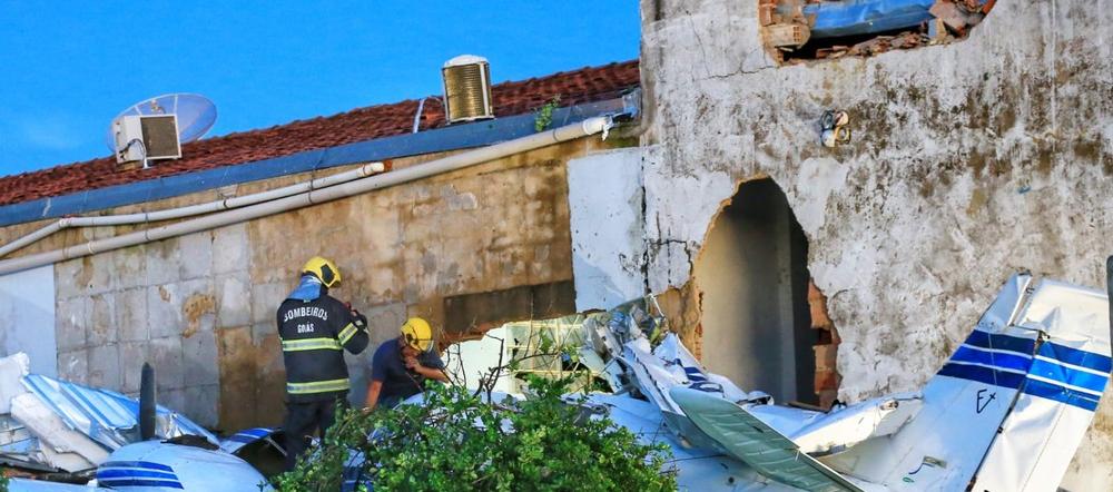 La aeronave, de matrícula PT-VQV, que chocó contra una azotea