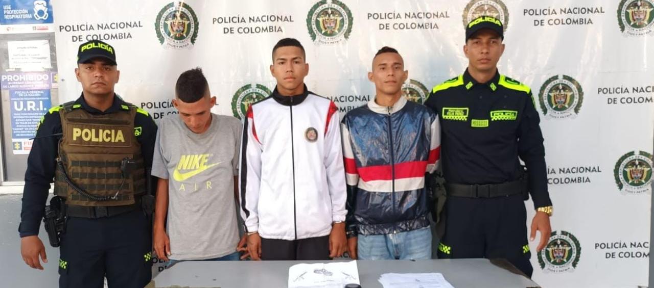 Los tres sujetos capturados con panfletos extorsivos.