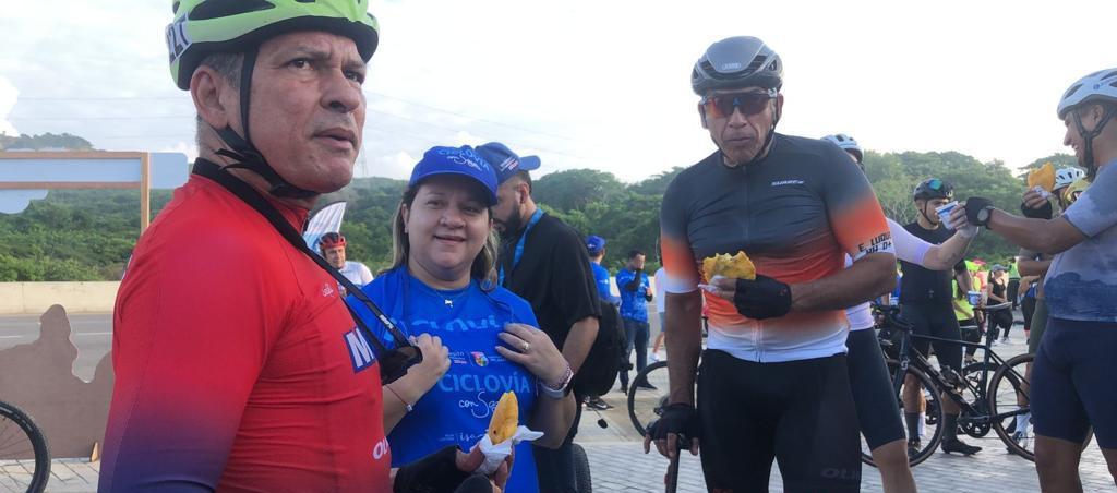 Ciclistas degustan platos típicos del departamento.