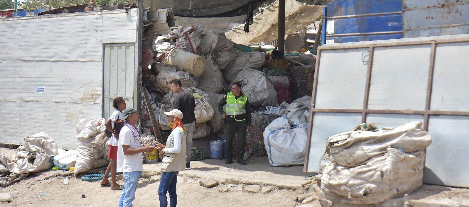 Funcionarios del EPA y Policía Ambiental en los operativos en las tres empresas de Mamonal.