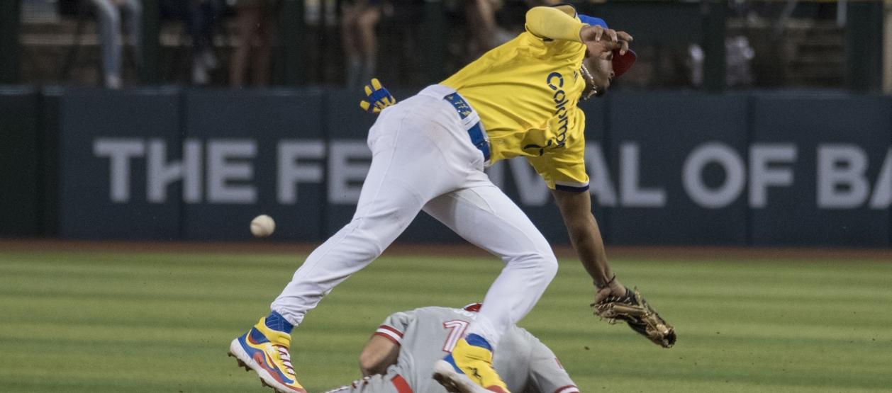 Edouard Julien roba la segunda base pese al esfuerzo del paracorto colombiano Dayan Frías.