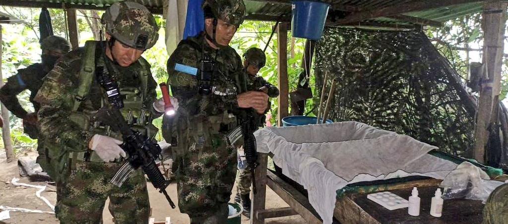 Personal del Ejército en el laboratorio donde hallaron la droga.