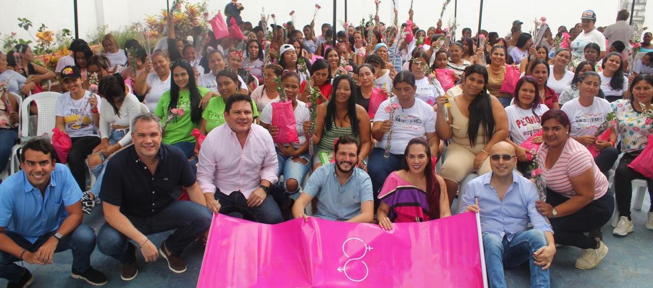 Integrantes de Comisión Legal para la Equidad de la Mujer del Concejo Distrital posan junto a las internas que asistieron a la sesión de este miércoles.