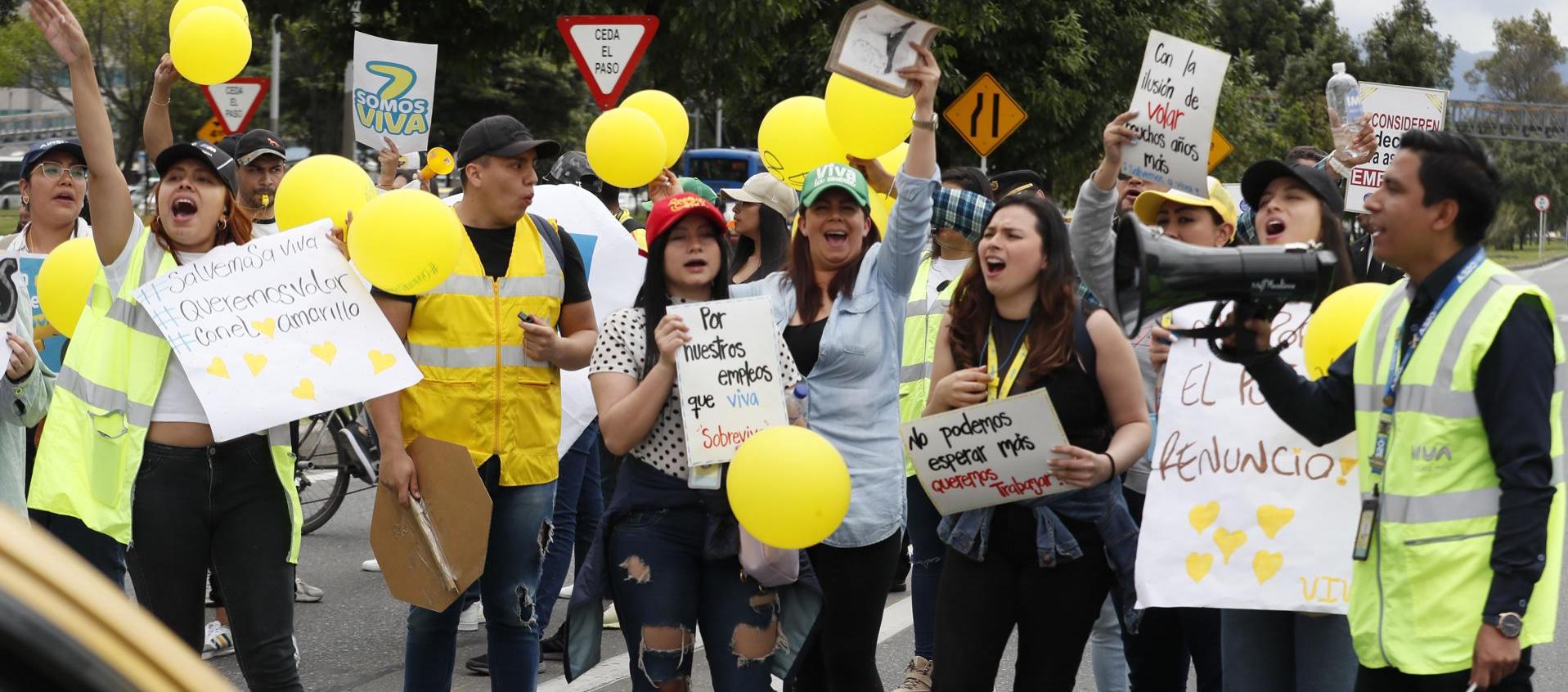 Con carteles y arengas, trabajadores de la aerolínea Viva Air protestan para exigir que se conserven sus empleos.
